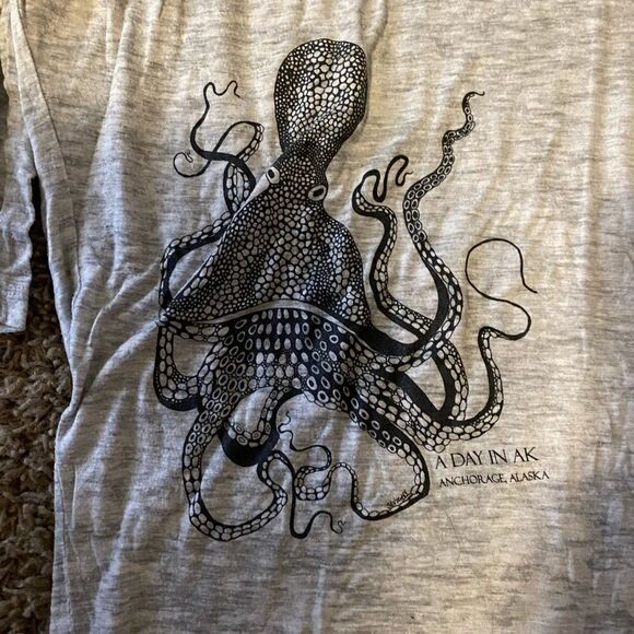 This loose 3/4 sleeve shirt is a size S/M - Picture 3 of 3